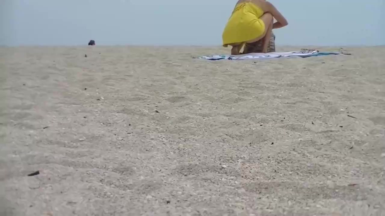 Une femme seule est nue à la plage photo du siège social