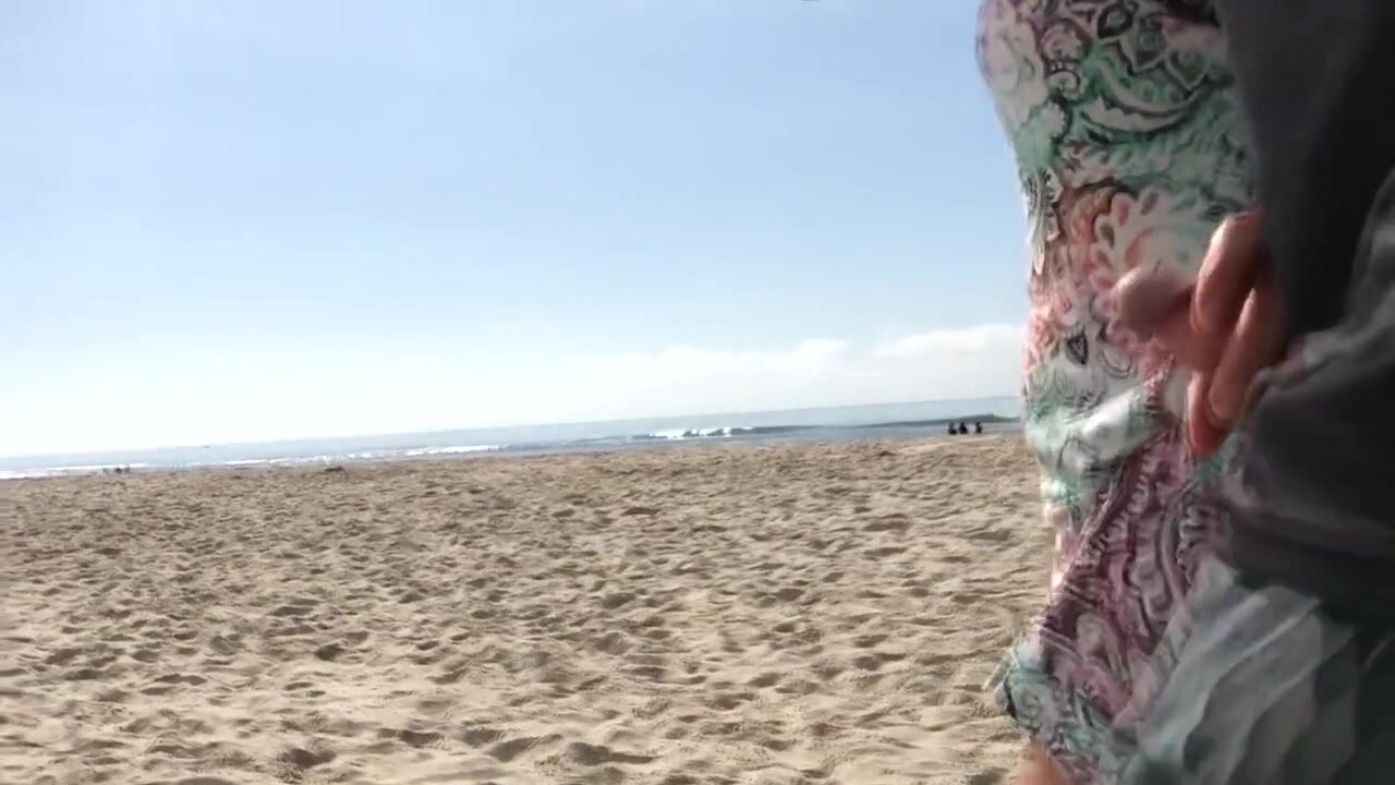 Un vrai sexe amateur en public risque de se faire prendre sur la plage photo