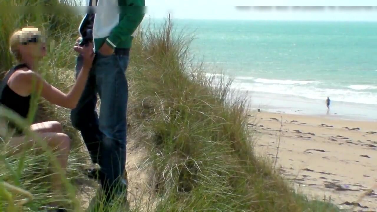 Branlette publique avec éjaculation à la plage cachée dans les buissons