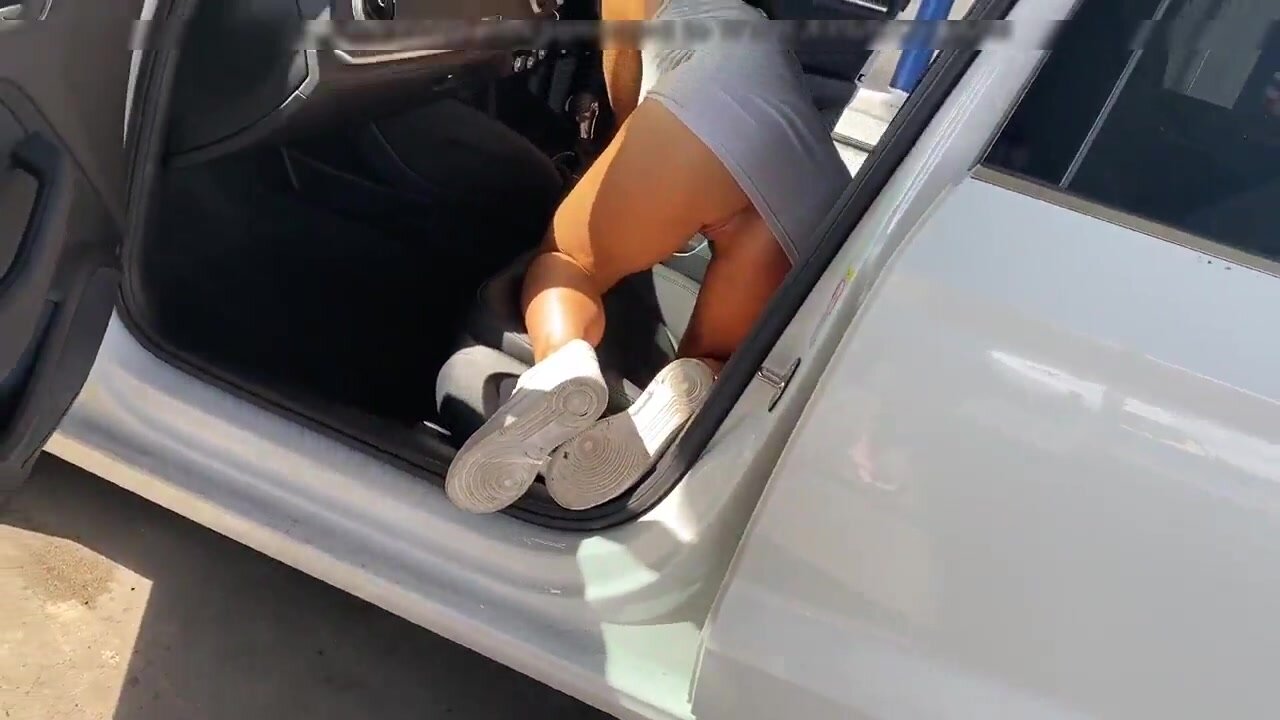 La femme na pas de culotte au lave-auto public photo