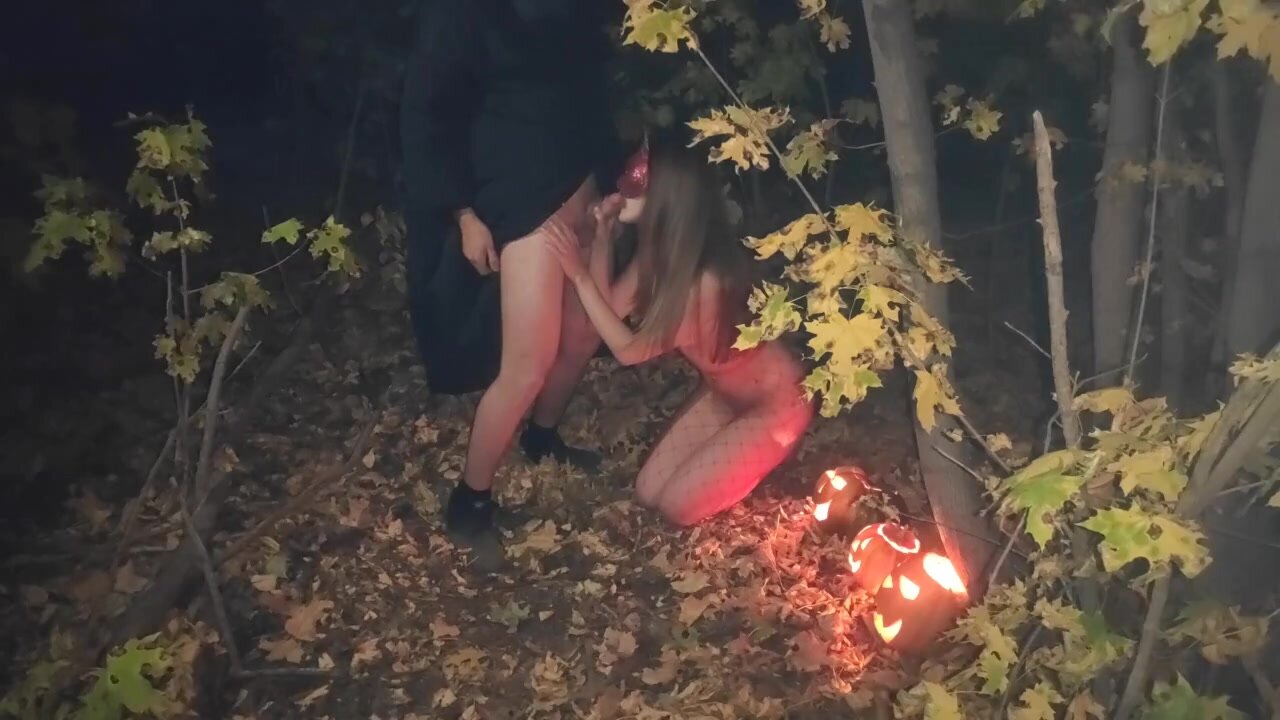 Un couple amateur fait lamour dans les bois à lHalloween