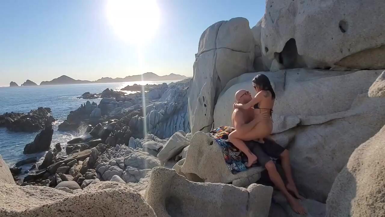 Sexe génial à la plage avec une femme superbe image