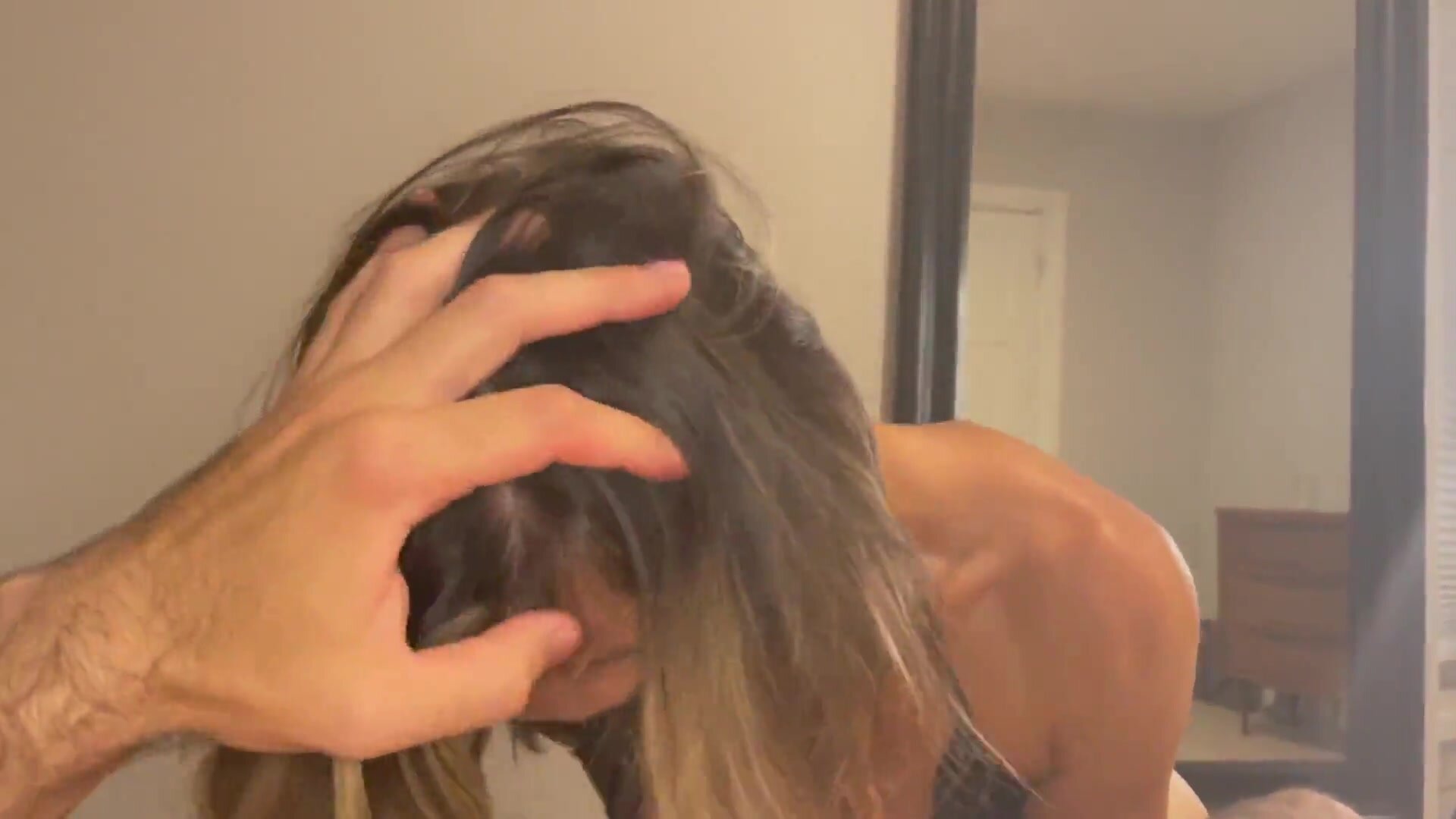 une-superbe-femme-se-fait-baiser-cru-par-un-autre-homme-devant-son-mari